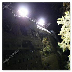 Fahrzeug mit Ausrüstung an der Waldstrasse