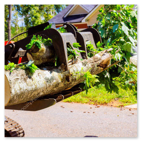 Team mit vollständiger Schutzausrüstung bei der Einsatzbesprechung